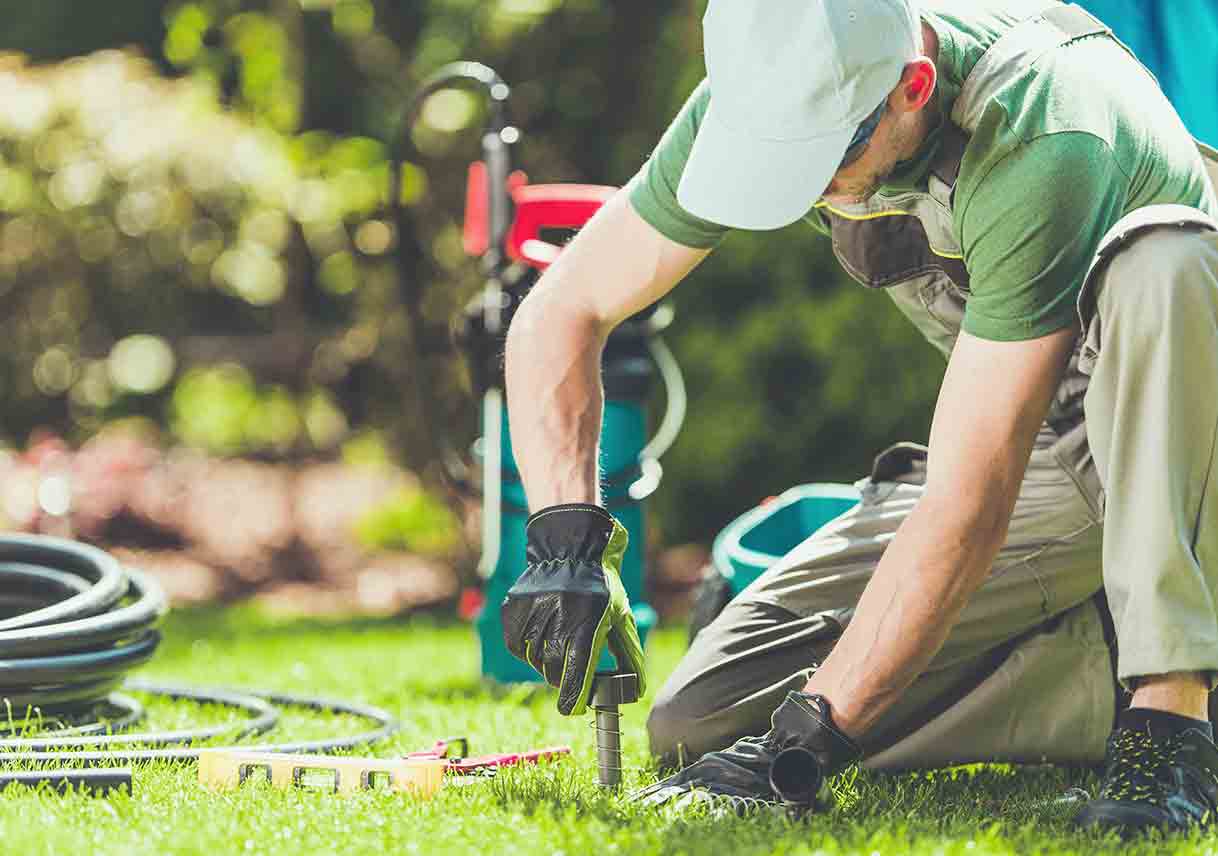 专业管道工安装草坪灌溉系统